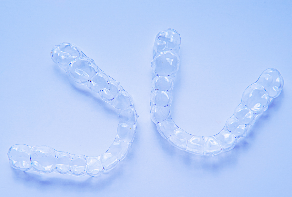 Clear upper and lower dental aligners for teeth straightening in Newport Beach and Orange County.