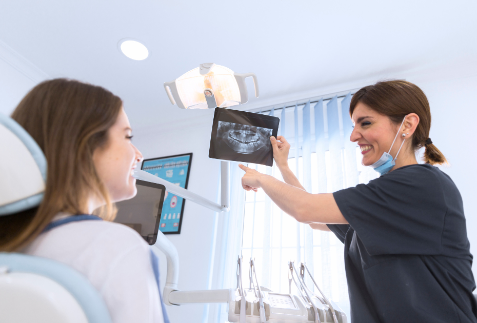 Orthodontist explaining 3D dental scan for digital smile planning aligners during clear aligner consultation.